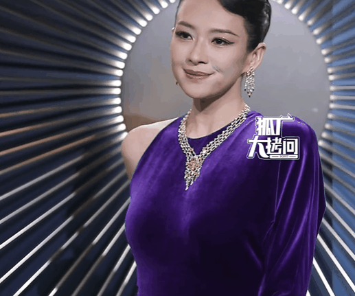 型出圈钟楚曦露事业线章子怡艳压群芳凯发K8首页登录上海这一夜：唐嫣造