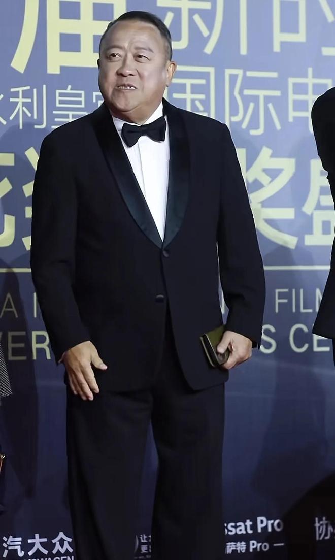 嚼口香糖与金沙总裁骑旋转木马挺幼稚凯发平台曾志伟澳门参加电影节台上(图2)