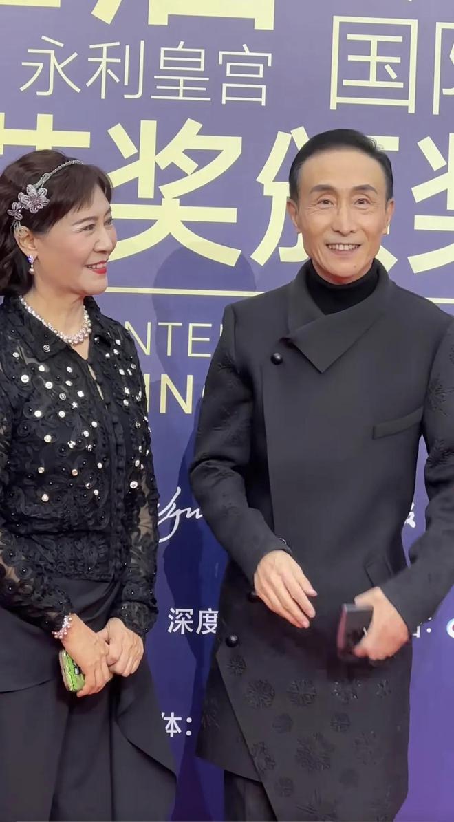 嚼口香糖与金沙总裁骑旋转木马挺幼稚凯发平台曾志伟澳门参加电影节台上(图3)