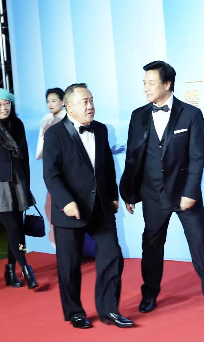 嚼口香糖与金沙总裁骑旋转木马挺幼稚凯发平台曾志伟澳门参加电影节台上(图4)