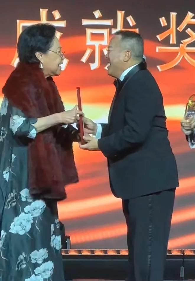 嚼口香糖与金沙总裁骑旋转木马挺幼稚凯发平台曾志伟澳门参加电影节台上(图7)
