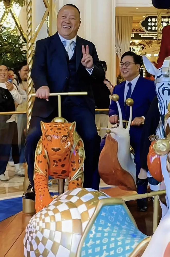 嚼口香糖与金沙总裁骑旋转木马挺幼稚凯发平台曾志伟澳门参加电影节台上(图8)