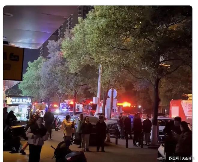 炸网友：湘潭也听到巨响以为放烟花…k8凯发网站长沙一小区一栋楼突发爆(图3)