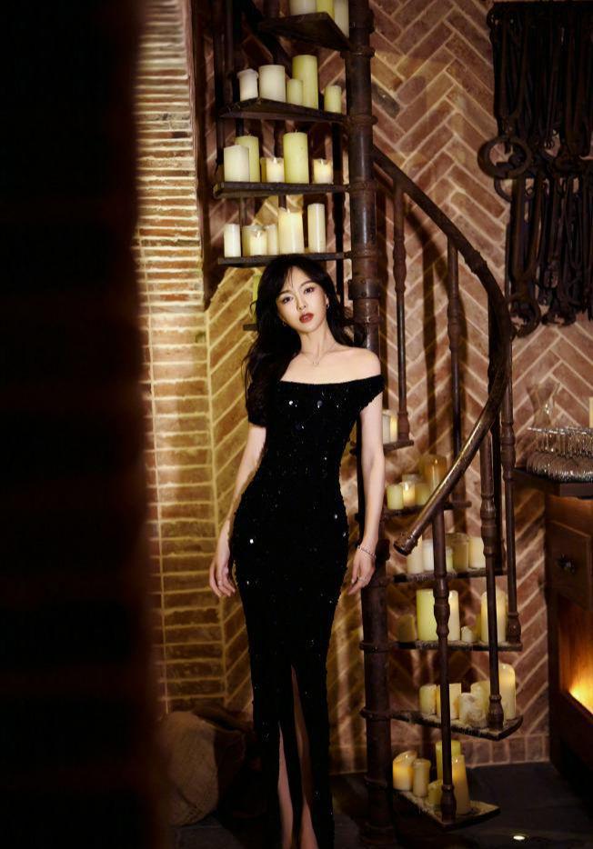 胸礼服唐嫣高定黑裙却被压轴的赵丽颖抢镜凯发K8旗舰厅AG客服澳门这天：张萌开