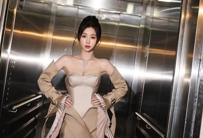 胸礼服唐嫣高定黑裙却被压轴的赵丽颖抢镜凯发K8旗舰厅AG客服澳门这天：张萌开(图2)