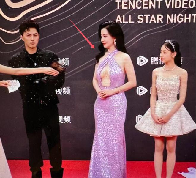 胸礼服唐嫣高定黑裙却被压轴的赵丽颖抢镜凯发K8旗舰厅AG客服澳门这天：张萌开(图13)