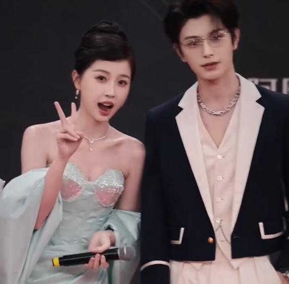 胸礼服唐嫣高定黑裙却被压轴的赵丽颖抢镜凯发K8旗舰厅AG客服澳门这天：张萌开(图5)