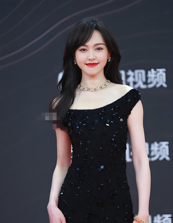 胸礼服唐嫣高定黑裙却被压轴的赵丽颖抢镜凯发K8旗舰厅AG客服澳门这天：张萌开(图6)