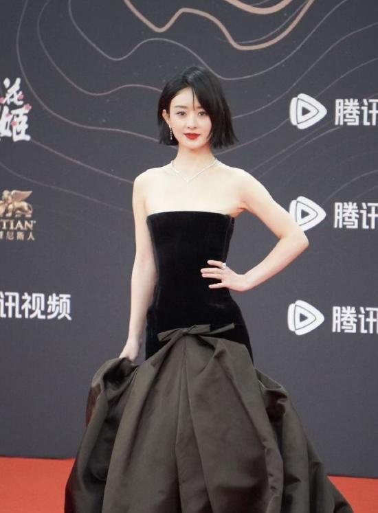 胸礼服唐嫣高定黑裙却被压轴的赵丽颖抢镜凯发K8旗舰厅AG客服澳门这天：张萌开(图22)