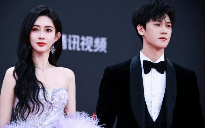 胸礼服唐嫣高定黑裙却被压轴的赵丽颖抢镜凯发K8旗舰厅AG客服澳门这天：张萌开(图23)